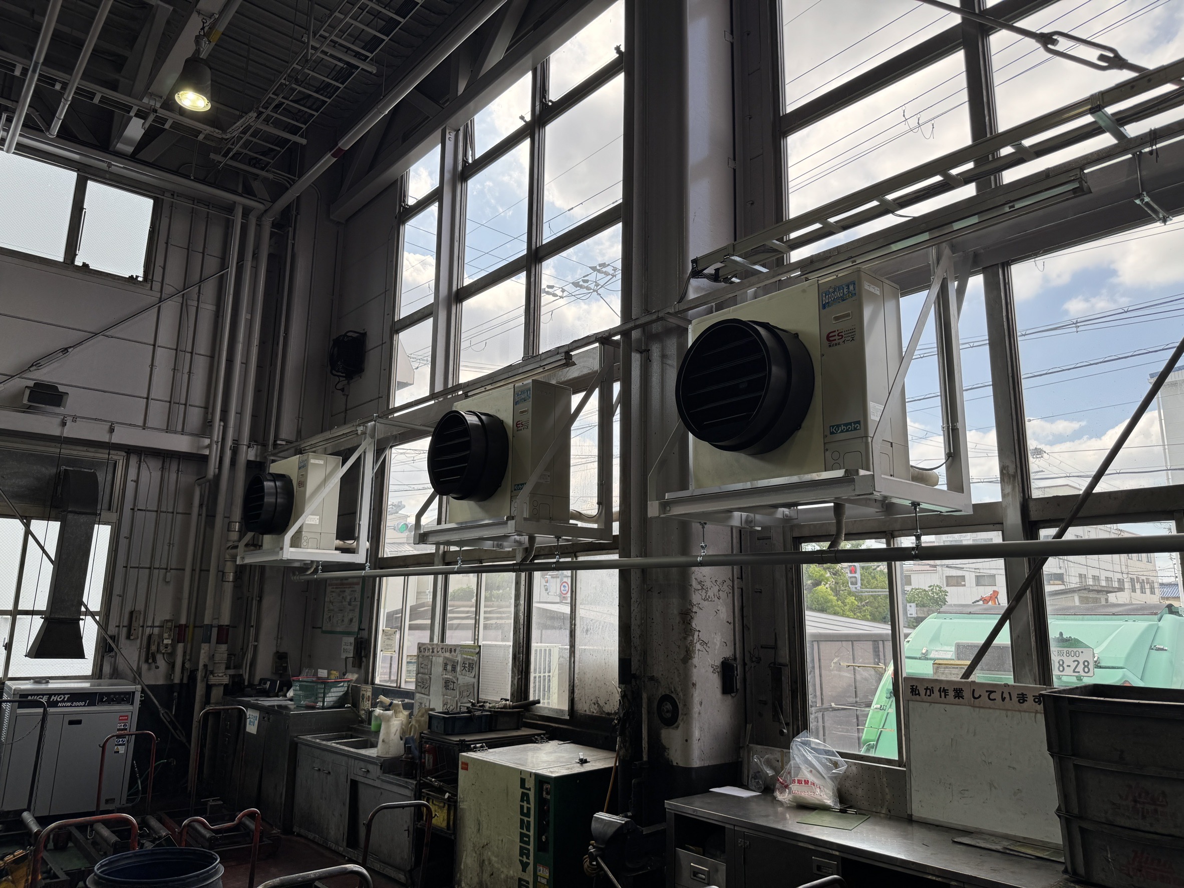 夏の熱中症を防ぐ業務用エアコン！桜井市の快適な職場環境へ。