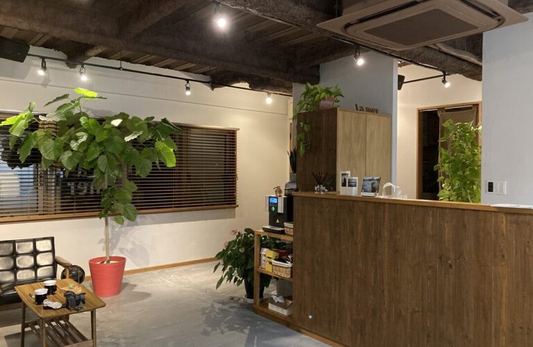 快適なビジネス環境を創造する、和歌山県紀の川市のエアコン工事のプロフェッショナル