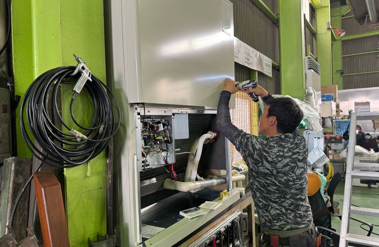 工場の業務用エアコンを守る！堺市の専門メンテナンス！