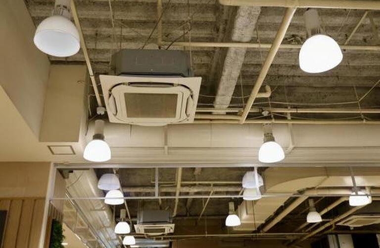 茨木市の工場を快適に！業務用エアコンの移設工事をお手伝いします